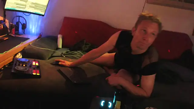 davidgntxxxxx online show from October 18, 2025, 4:42 pm