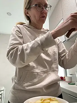 Snapshot of angelmommu chatting on March 11, 2026, 5:23 am angelmommu online show from March 11, 2026, 5:23 am