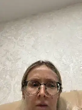 Snapshot of angelmommu chatting on April 7, 2026, 11:01 am angelmommu online show from April 7, 2026, 11:01 am