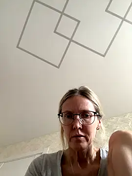 angelmommu online show from November 14, 2025, 9:57 am