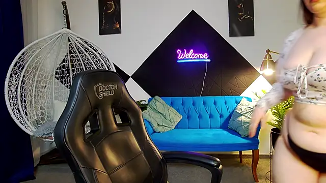Katewalker  online show from April 30, 2026, 8:16 pm