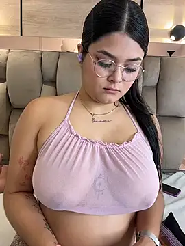 Snapshot of im_mou_ chatting on December 15, 2025, 12:55 pm im mou online show from December 15, 2025, 12:55 pm