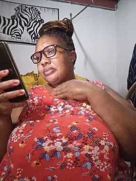 Snapshot of YELLOW_BONE chatting on June 1, 2026, 8:30 pm YELLOW BONE online show from June 1, 2026, 8:30 pm