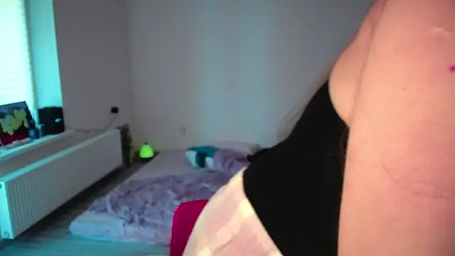 Snapshot of JuicyHelenX chatting on April 14, 2026, 4:12 pm JuicyHelenX online show from April 14, 2026, 4:12 pm