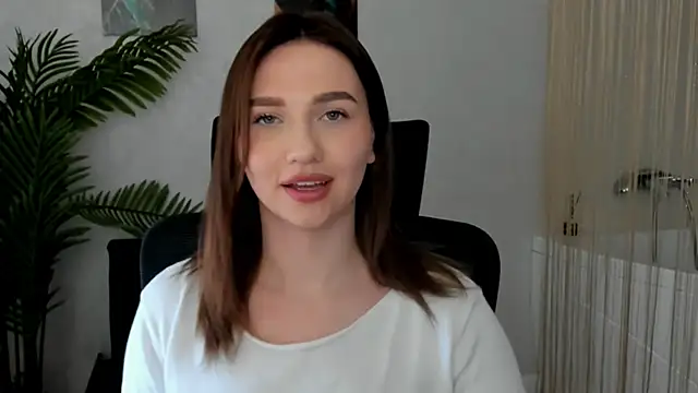 Snapshot of GracefulLook chatting on March 4, 2025, 6:37 am GracefulLook online show from March 4, 2025, 6:37 am