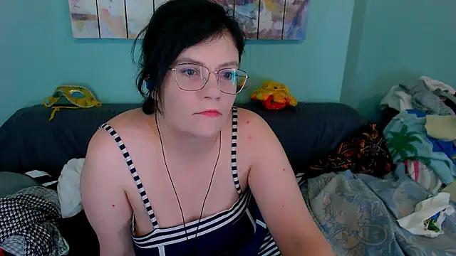 EverlyRays online show from April 12, 2026, 10:24 pm