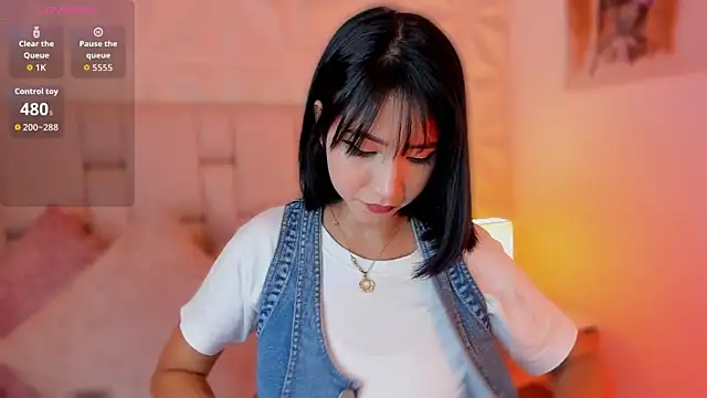 emma woods  online show from October 10, 2025, 7:36 pm