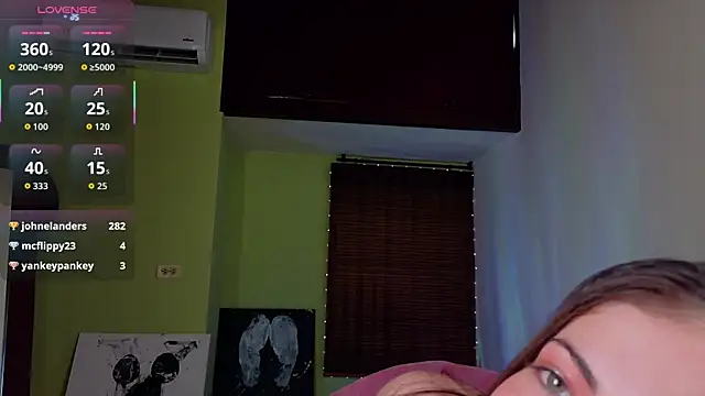 Snapshot of Emma__Blanco chatting on April 30, 2026, 10:14 pm Emma Blanco online show from April 30, 2026, 10:14 pm