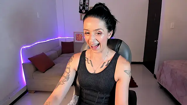 Snapshot of Kristen_Garner chatting on December 17, 2025, 7:52 pm Kristen Garner online show from December 17, 2025, 7:52 pm