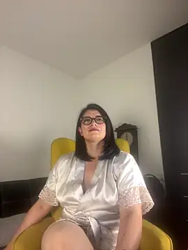 adriana71 online show from May 29, 2026, 1:44 am