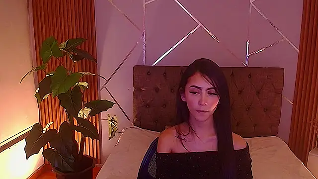 Coralinnee  online show from May 6, 2026, 5:33 am