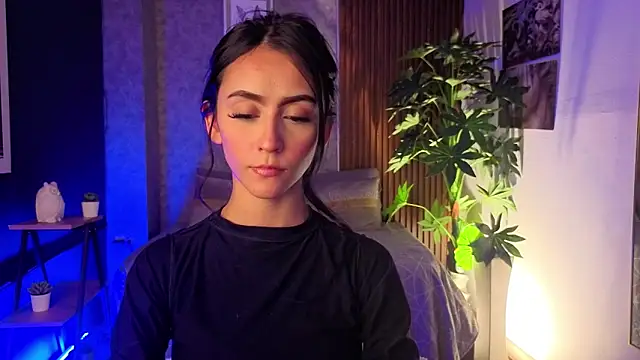 Coralinnee  online show from May 8, 2026, 2:59 am