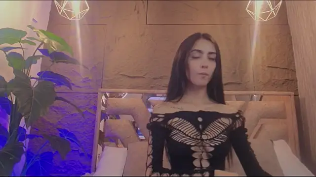 Coralinnee  online show from May 14, 2026, 4:42 am