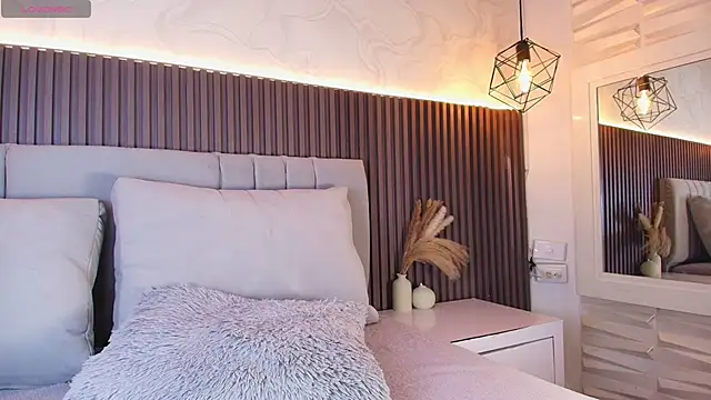 SHANONCLARK online show from December 2, 2025, 7:15 pm