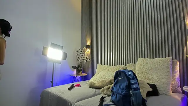 SHANONCLARK online show from October 17, 2025, 7:04 pm