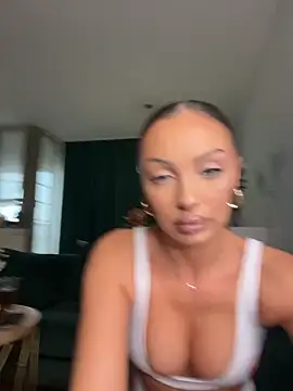 Snapshot of MileySin1111 chatting on February 5, 2026, 11:06 am MileySin1111 online show from February 5, 2026, 11:06 am