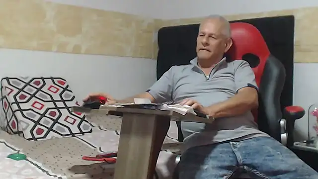 VALENTINO1983  online show from October 11, 2025, 11:50 pm