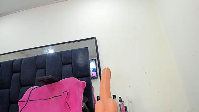 Snapshot of AntonelaNeri chatting on December 22, 2025, 2:28 pm AntonelaNeri online show from December 22, 2025, 2:28 pm