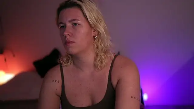 moonamii online show from February 25, 2025, 4:04 pm