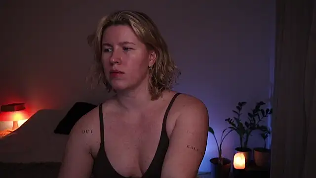 moonamii online show from April 8, 2026, 8:43 pm