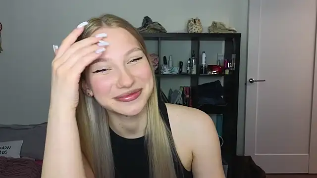 Snapshot of MiaKeler chatting on March 17, 2025, 5:05 pm MiaKeler online show from March 17, 2025, 5:05 pm