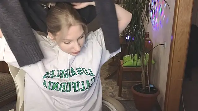 Snapshot of MiaKeler chatting on March 6, 2025, 1:57 pm MiaKeler online show from March 6, 2025, 1:57 pm