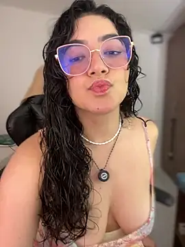 Snapshot of Lia_flowers chatting on February 16, 2026, 11:13 pm Lia flowers online show from February 16, 2026, 11:13 pm