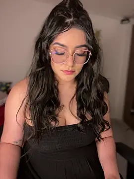 Lia flowers online show from December 13, 2025, 11:55 pm