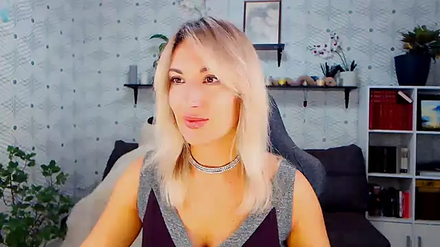 MillaXQueen online show from November 4, 2025, 1:59 pm