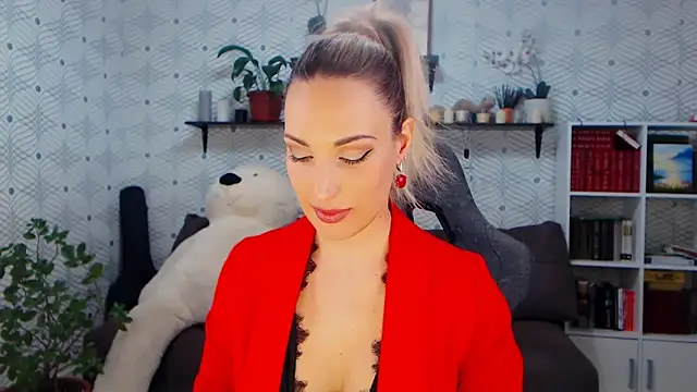 Snapshot of MillaXQueen chatting on March 19, 2026, 2:28 pm MillaXQueen online show from March 19, 2026, 2:28 pm