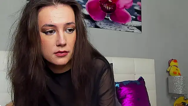 JuliaHunts online show from November 18, 2025, 12:19 pm