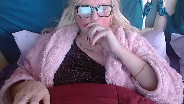 Snapshot of martachatte chatting on May 8, 2026, 8:51 am martachatte online show from May 8, 2026, 8:51 am