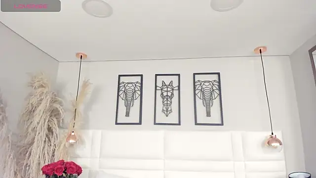 Rebeca jones online show from October 9, 2025, 12:17 pm