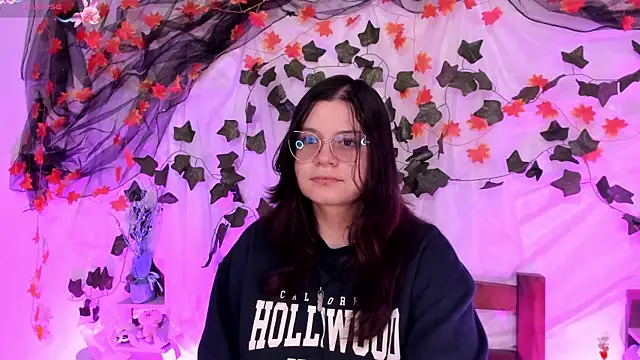 Snapshot of Mey_moon chatting on February 8, 2025, 4:46 pm Mey moon online show from February 8, 2025, 4:46 pm