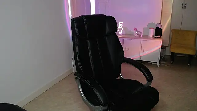 Crystal-dreamt online show from November 5, 2025, 1:25 pm