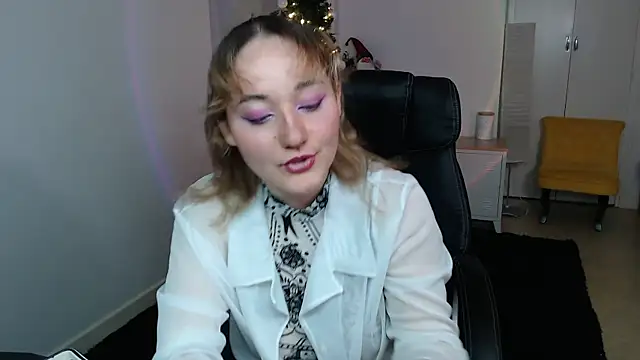 Crystal-dreamt online show from December 14, 2025, 9:26 am