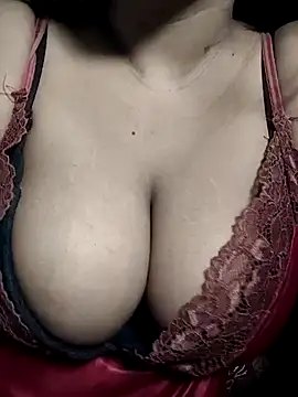 Snapshot of Hurrem_02 chatting on January 14, 2025, 6:24 am Hurrem 02 online show from January 14, 2025, 6:24 am