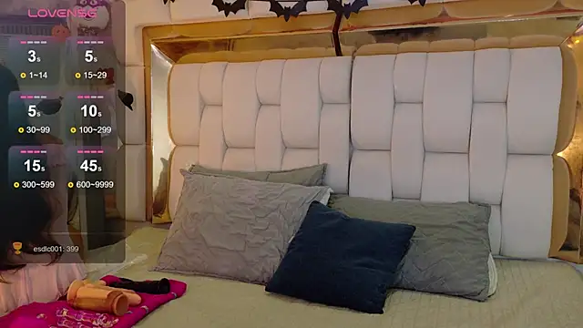 valkiria moore online show from October 31, 2025, 7:54 pm