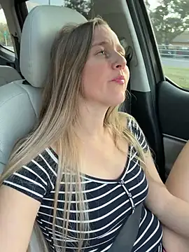 Snapshot of SkyelarSommer chatting on February 4, 2026, 10:38 pm SkyelarSommer online show from February 4, 2026, 10:38 pm