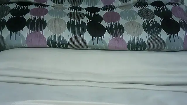 Snapshot of SladkiYA chatting on November 19, 2025, 3:06 am SladkiYA online show from November 19, 2025, 3:06 am