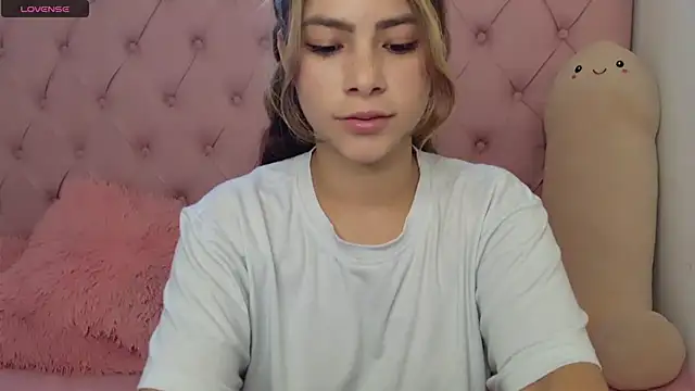 Snapshot of soft_doll_small123 chatting on December 7, 2024, 10:12 pm soft doll small123 online show from December 7, 2024, 10:12 pm