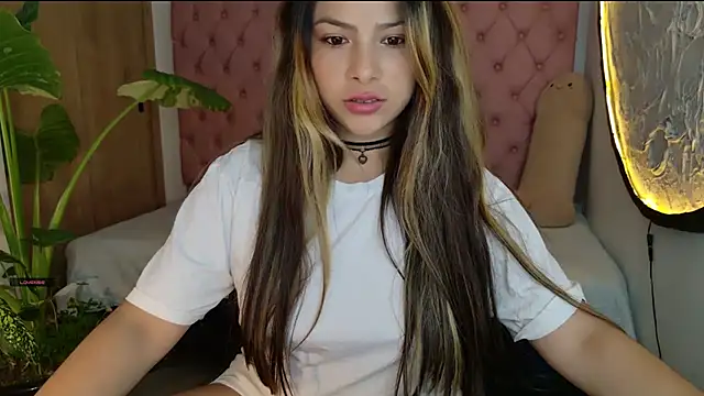 Snapshot of soft_doll_small123 chatting on March 14, 2025, 1:59 am soft doll small123 online show from March 14, 2025, 1:59 am