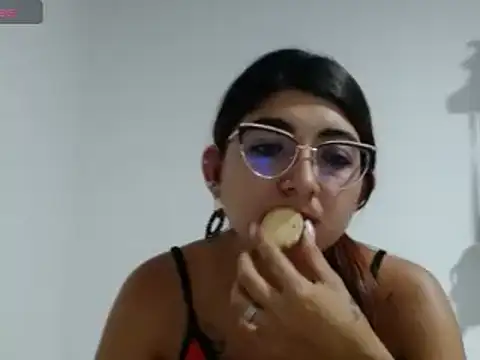 Snapshot of esteni chatting on February 22, 2025, 4:18 am esteni online show from February 22, 2025, 4:18 am