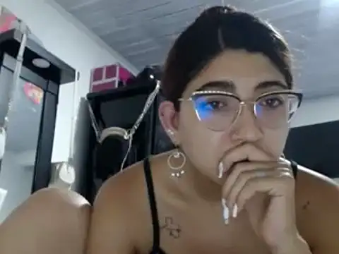 Snapshot of esteni chatting on December 16, 2024, 2:36 am esteni online show from December 16, 2024, 2:36 am