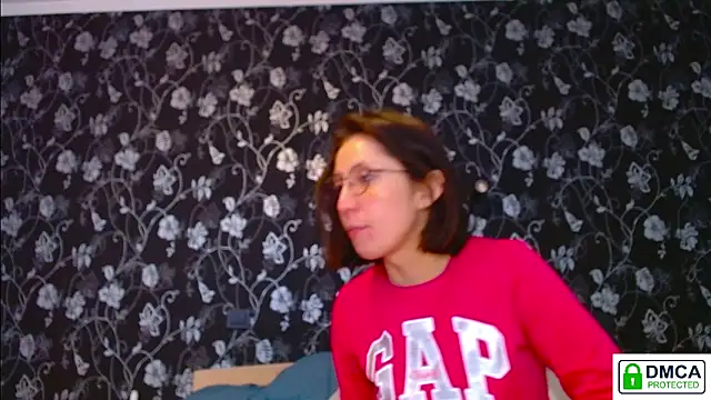 Snapshot of Sophi_Cute chatting on May 19, 2026, 12:34 pm Sophi Cute online show from May 19, 2026, 12:34 pm