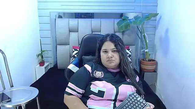 evelin zaens online show from May 12, 2026, 3:47 am