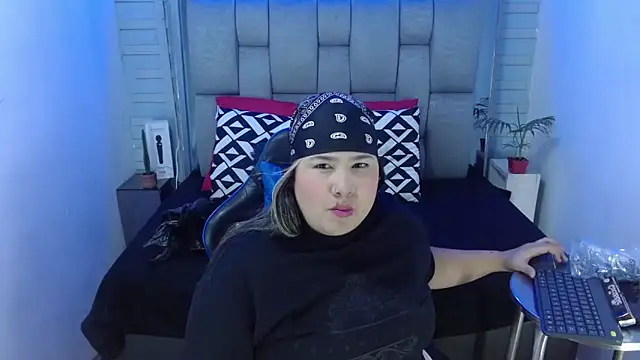 evelin zaens online show from November 22, 2025, 4:22 am