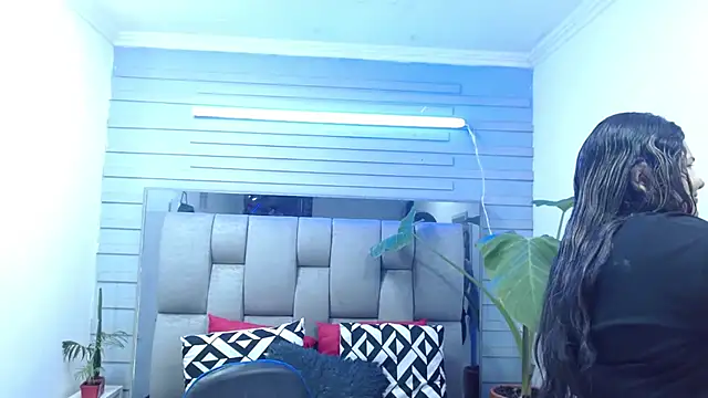 evelin zaens online show from May 5, 2026, 4:04 am