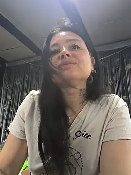 Snapshot of KikiXRed chatting on May 25, 2026, 1:43 pm KikiXRed online show from May 25, 2026, 1:43 pm
