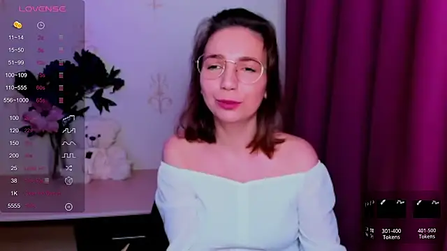 Snapshot of KindHazelHere_ chatting on May 19, 2026, 5:47 am KindHazelHere online show from May 19, 2026, 5:47 am